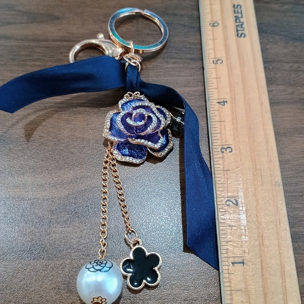 Elegant Blue Floral Key Holder